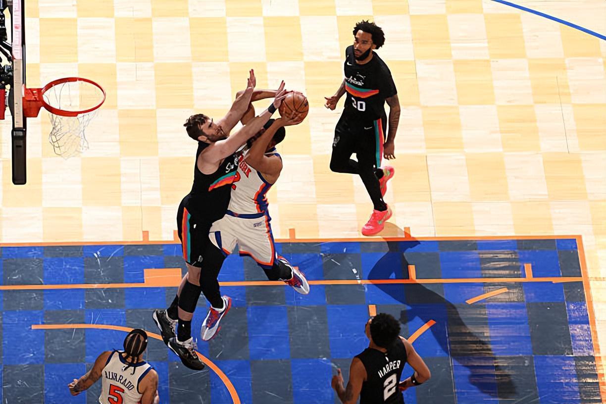 世界杯手机观看app下载-表现正在逐渐下滑，马刺替补中锋的这份长约可能会成为垃圾合同？